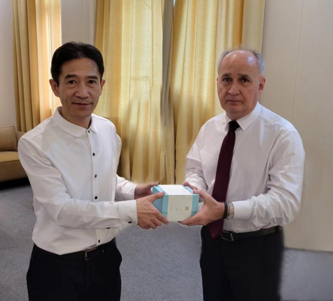 President Wu Zhong presenting a teacher-designed gift to President Marcelo