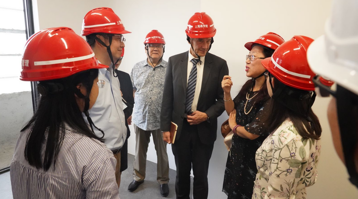 Foreign guests visiting the Caobao Road Campus