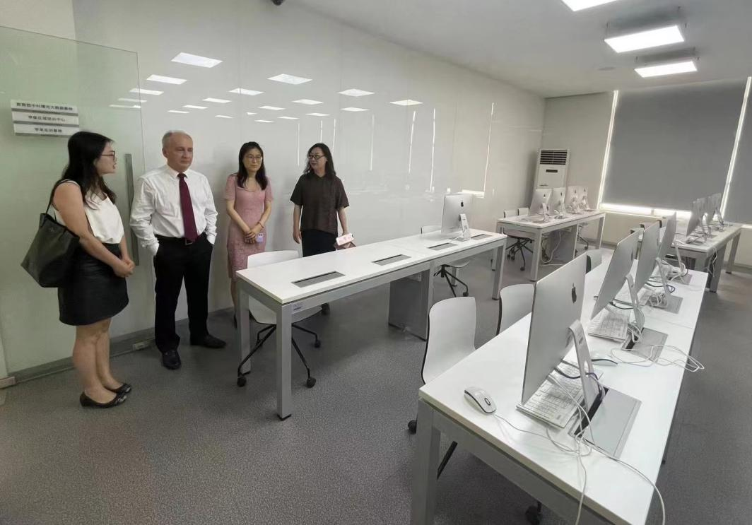 President Marcelo visiting our Apple computer room